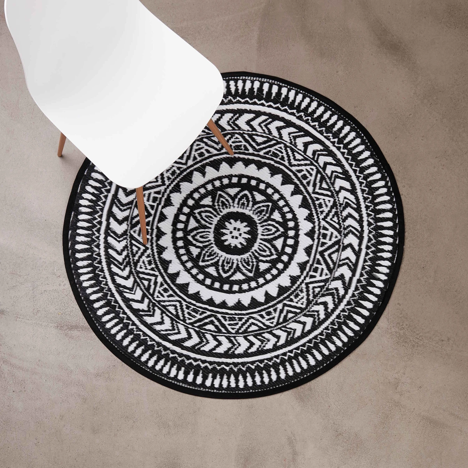 In- & Outdoor-Teppich Ø118cm COLOUR CLASH In Schwarz-Weiß 4 In- & Outdoor-Teppich Ø118cm COLOUR CLASH In Schwarz-Weiß – Bild 4
