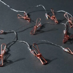 LED-Lichterkette Clips 10 Lichter Mit USB-Batteriefach CLIP COUTURE In Roségold 9 LED-Lichterkette Clips 10 Lichter Mit USB-Batteriefach CLIP COUTURE In Roségold -Butlers butlers led lichterkette clips 10 lichter mit usb batteriefach clip couture in rosegold 4