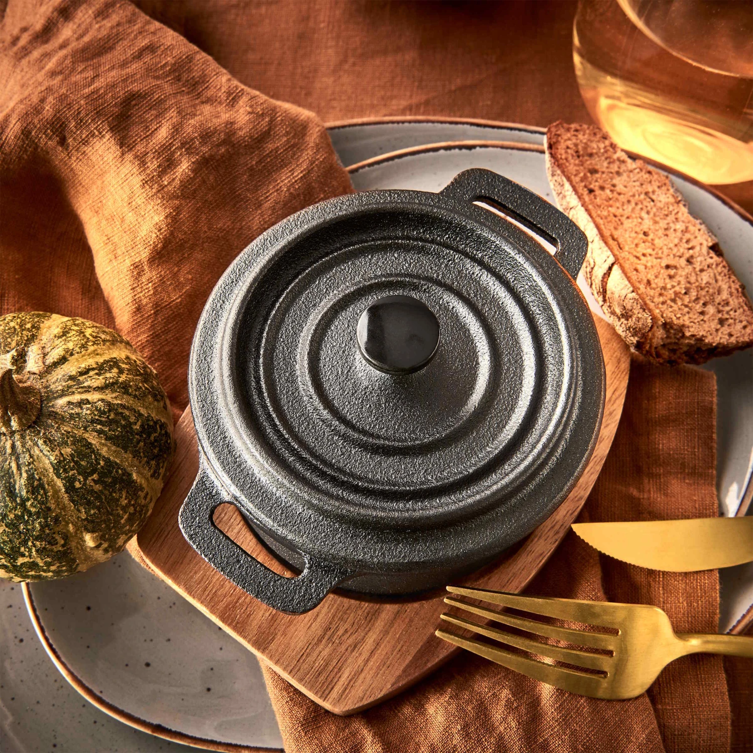 Mini-Serviertopf Mit Holzuntersetzer L 14 X B 11cm HOT IRON In Schwarz 6 Mini-Serviertopf Mit Holzuntersetzer L 14 X B 11cm HOT IRON In Schwarz – Bild 6