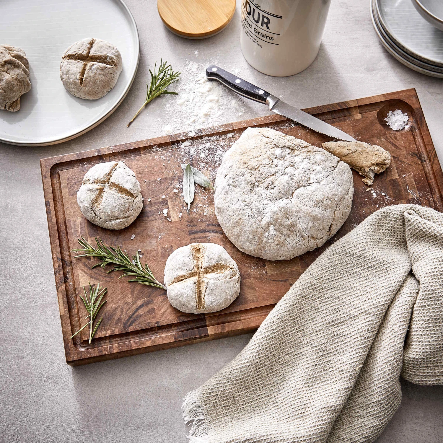 Schneidebrett Mit Saftrille Und Intarsien L 50 X B 27cm ACACIA In Braun 2 Schneidebrett Mit Saftrille Und Intarsien L 50 X B 27cm ACACIA In Braun – Bild 2